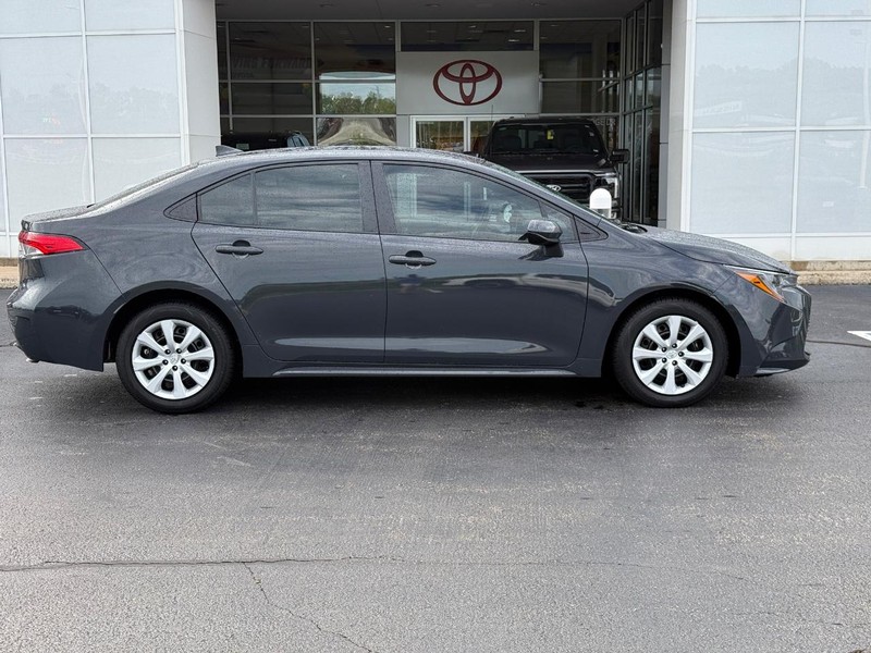 Toyota Corolla Vehicle Image 2