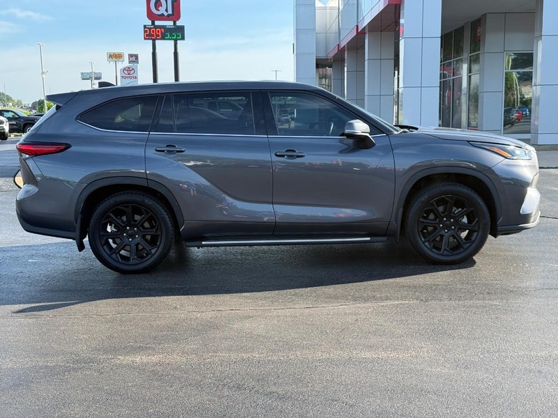 Toyota Highlander Vehicle Image 2