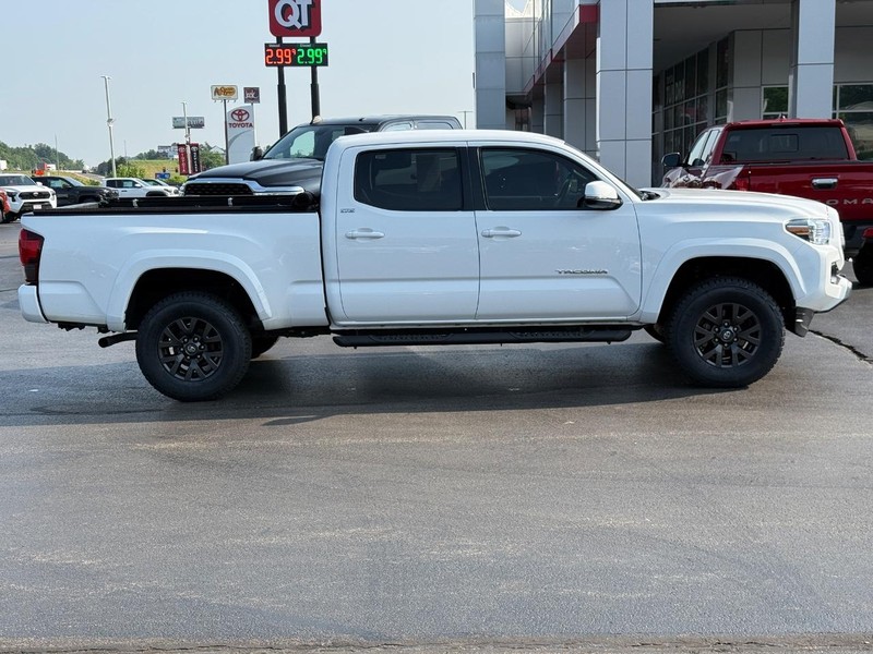 Toyota Tacoma 4WD Vehicle Image 2