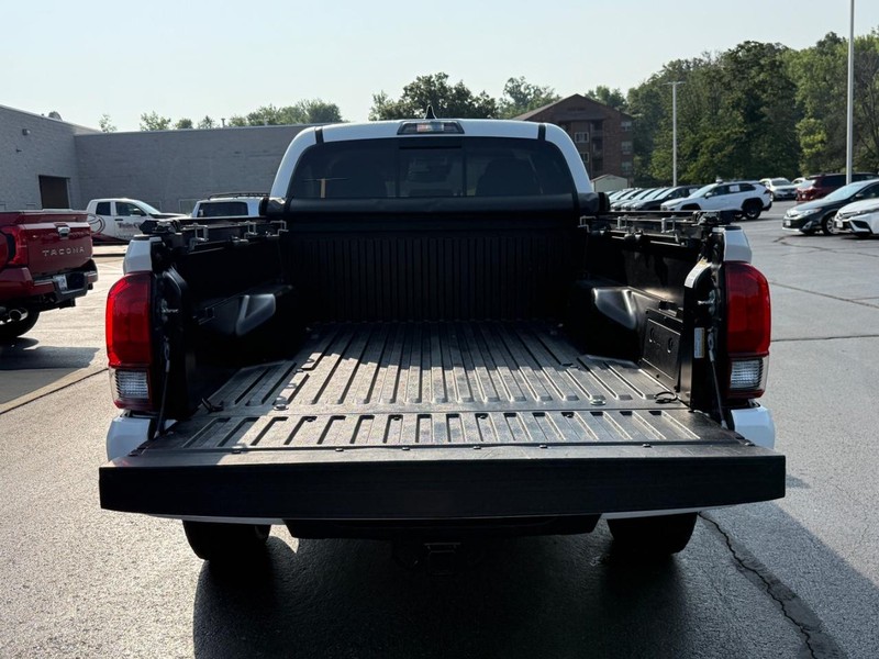 Toyota Tacoma 4WD Vehicle Image 4