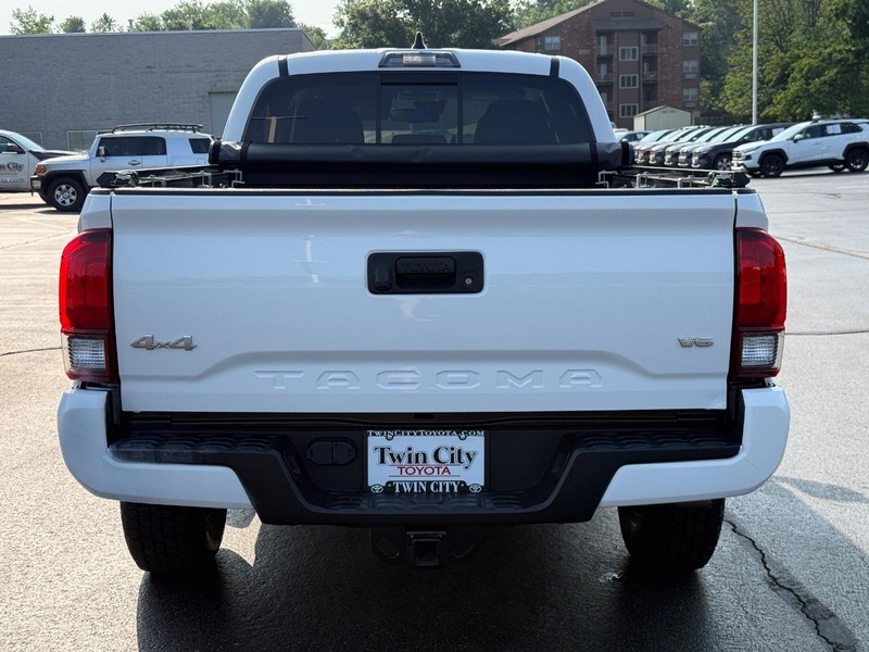 Toyota Tacoma 4WD Vehicle Image 5