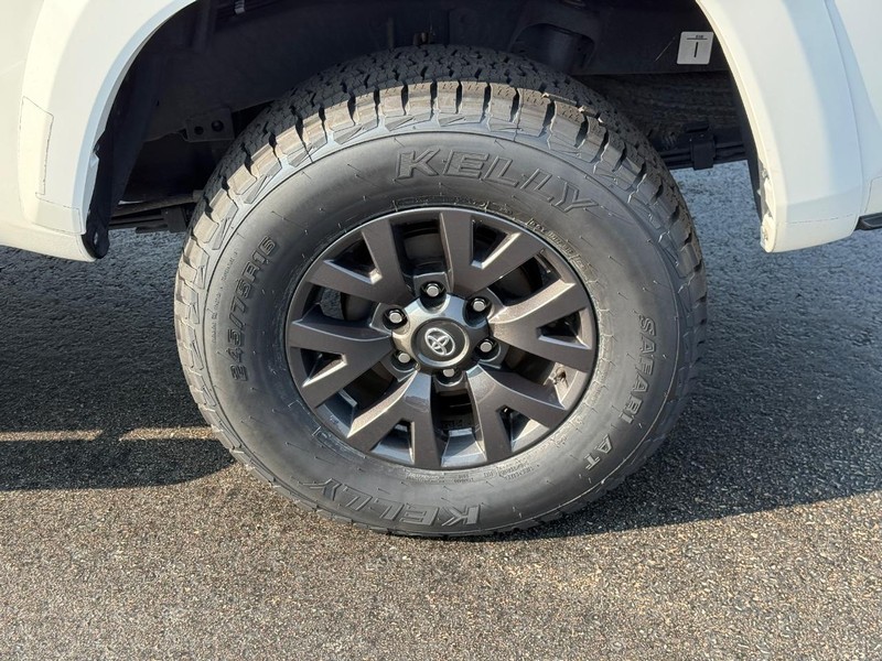 Toyota Tacoma 4WD Vehicle Image 8