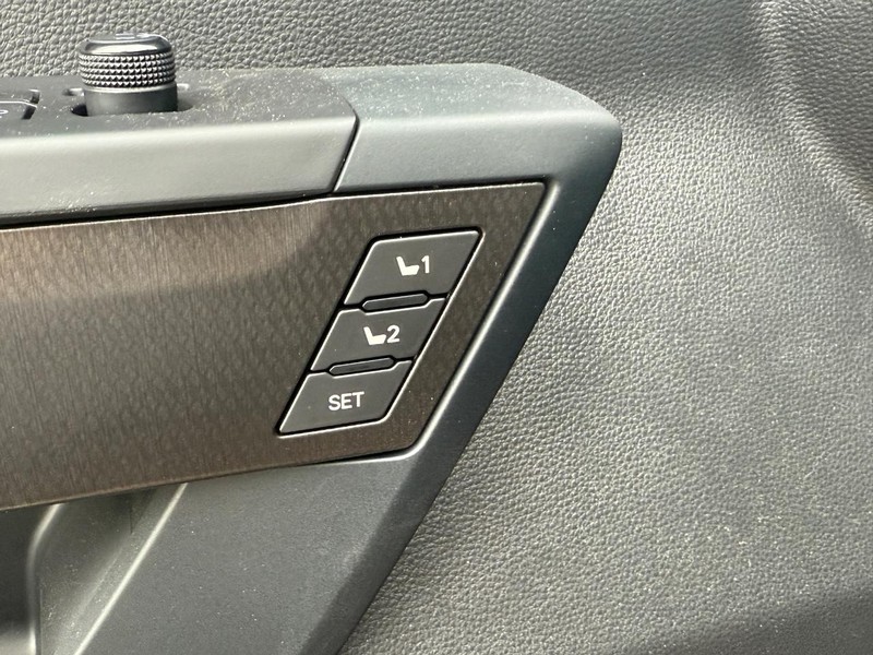 Toyota Tundra 4WD Hybrid Vehicle Image 16