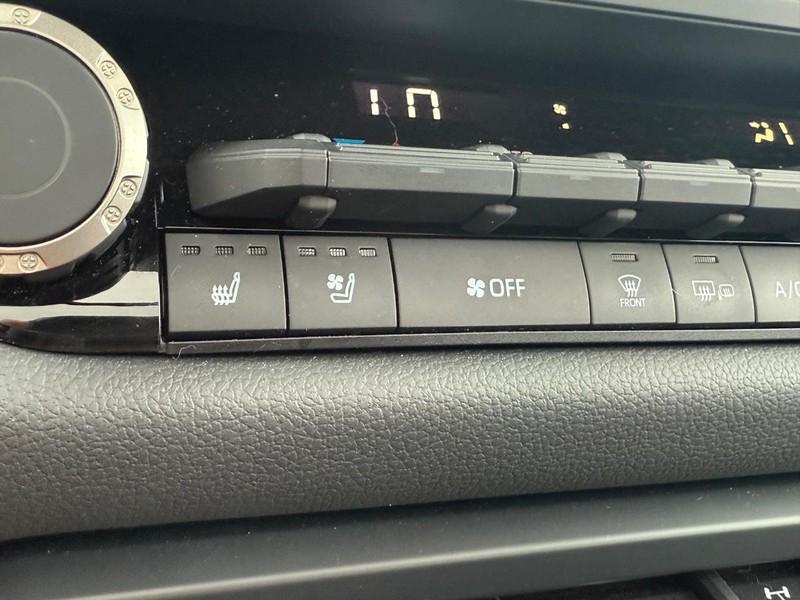 Toyota Tundra 4WD Hybrid Vehicle Image 25