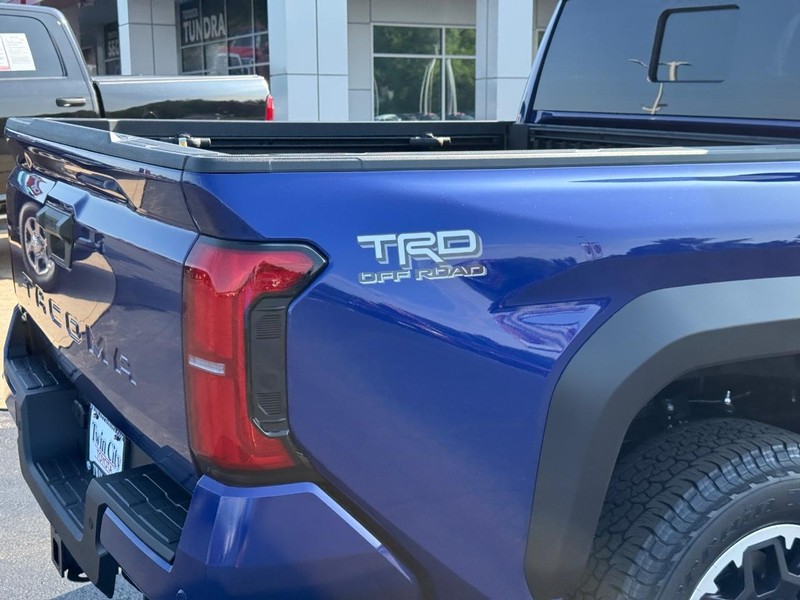 Toyota Tacoma 4WD Vehicle Image 4
