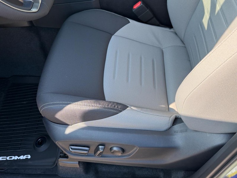 Toyota Tacoma 4WD Vehicle Image 11