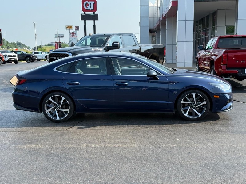 Hyundai Sonata Vehicle Image 2