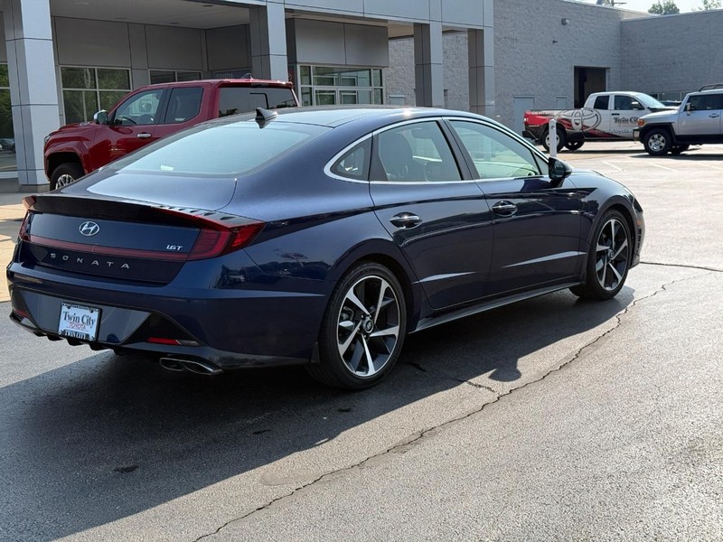 Hyundai Sonata Vehicle Image 3