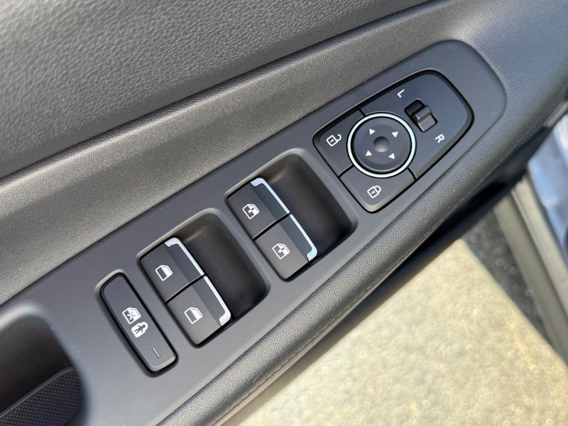Hyundai Santa Fe Hybrid Vehicle Image 15
