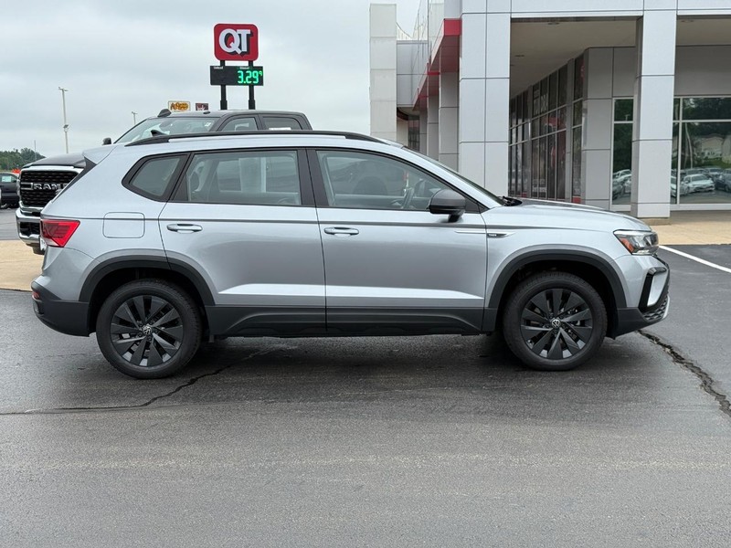 Volkswagen Taos Vehicle Image 2