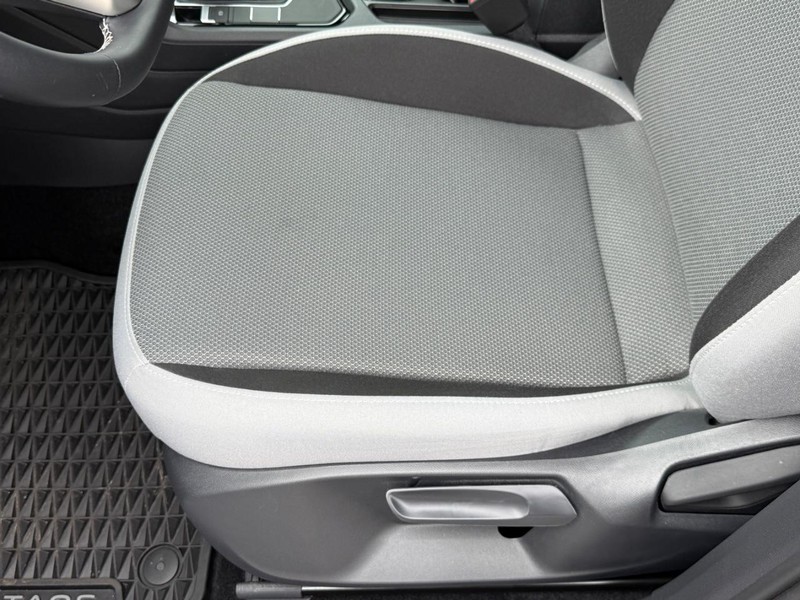 Volkswagen Taos Vehicle Image 16