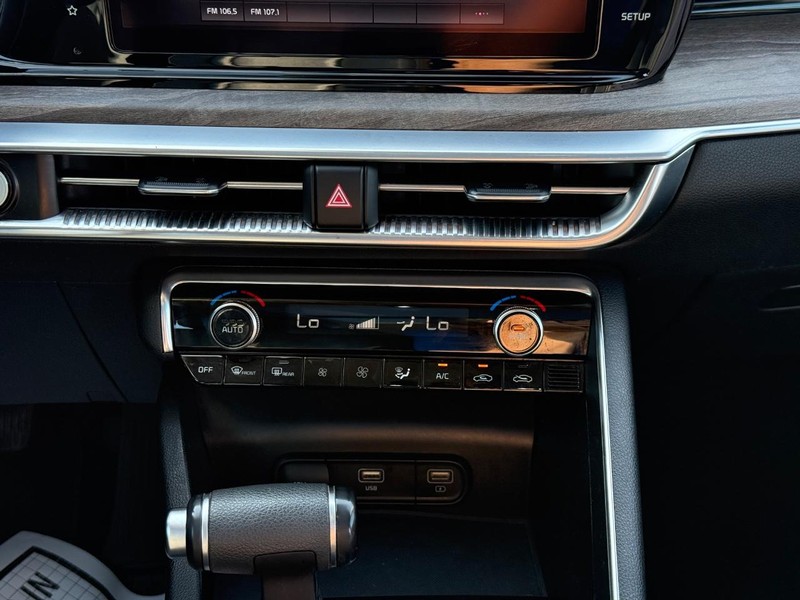 Kia K5 Vehicle Image 14