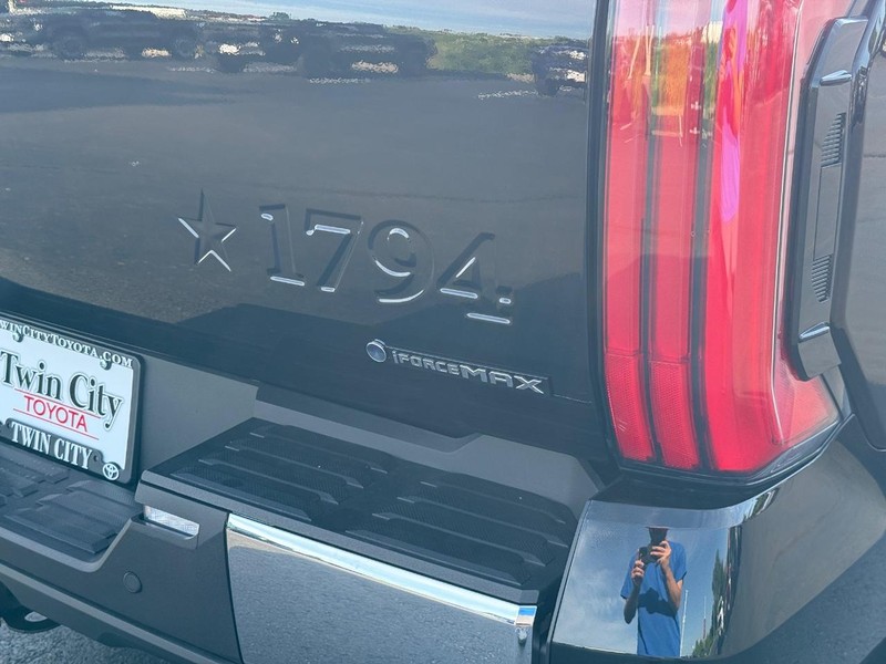 Toyota Tundra 4WD Hybrid Vehicle Image 4
