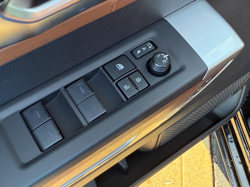 Toyota Tundra 4WD Hybrid Vehicle Image 12