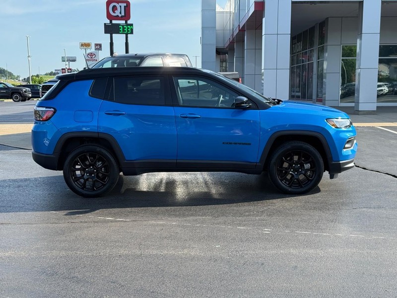 Jeep Compass Vehicle Image 2