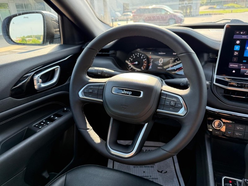 Jeep Compass Vehicle Image 12
