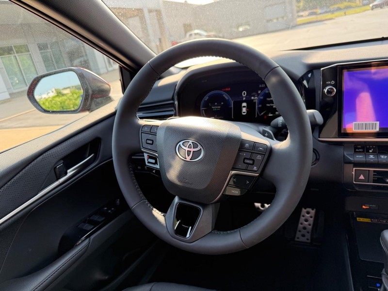Toyota Camry Vehicle Image 8