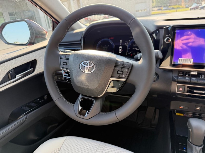 Toyota Camry Vehicle Image 8