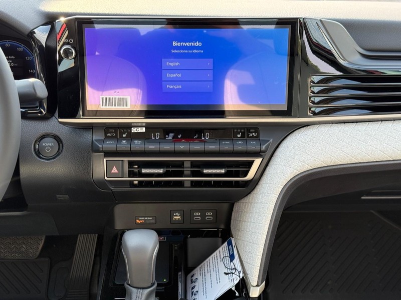 Toyota Camry Vehicle Image 9