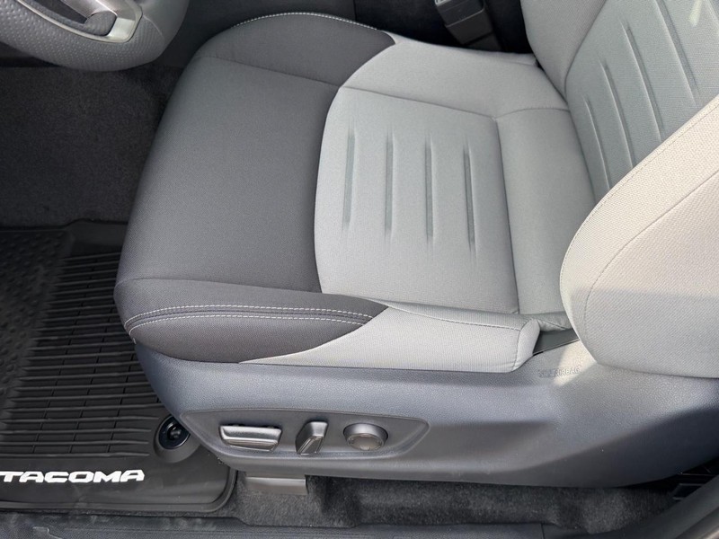 Toyota Tacoma 4WD Vehicle Image 11