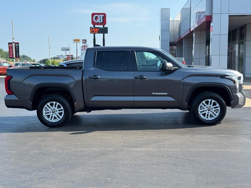 Toyota Tundra 4WD Vehicle Image 2