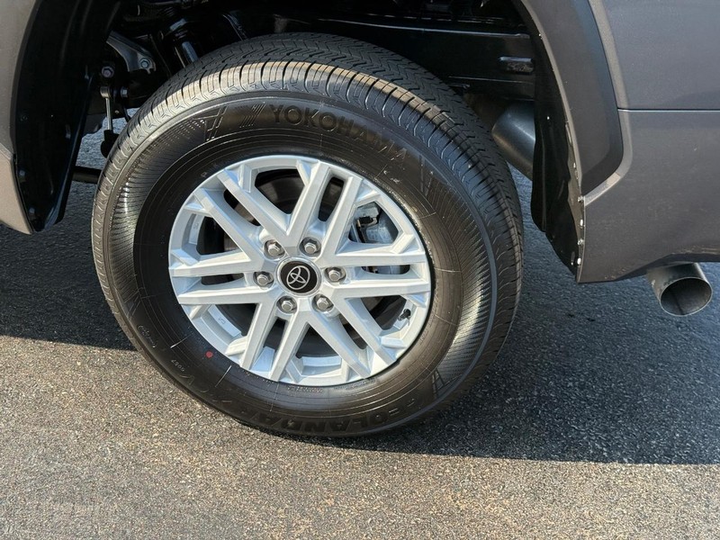 Toyota Tundra 4WD Vehicle Image 7