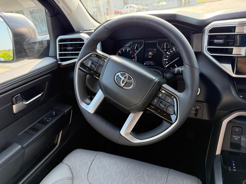 Toyota Tundra 4WD Vehicle Image 12