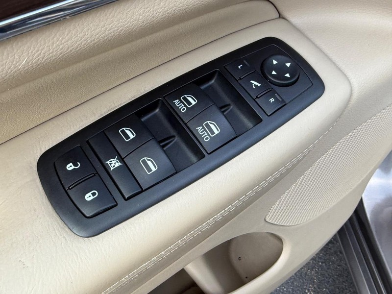 Jeep Grand Cherokee Vehicle Image 14