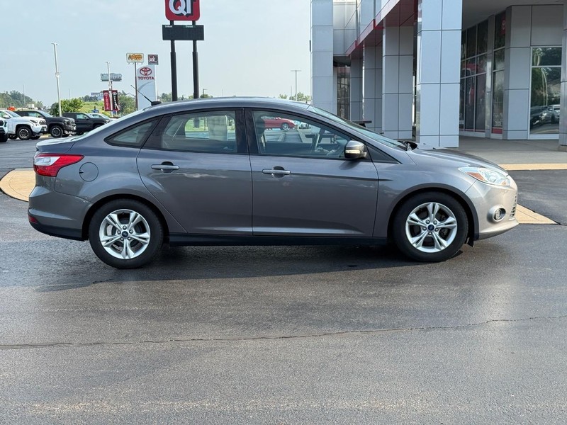Ford Focus Vehicle Image 2