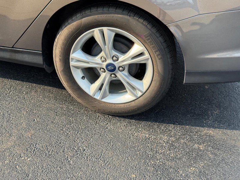 Ford Focus Vehicle Image 8