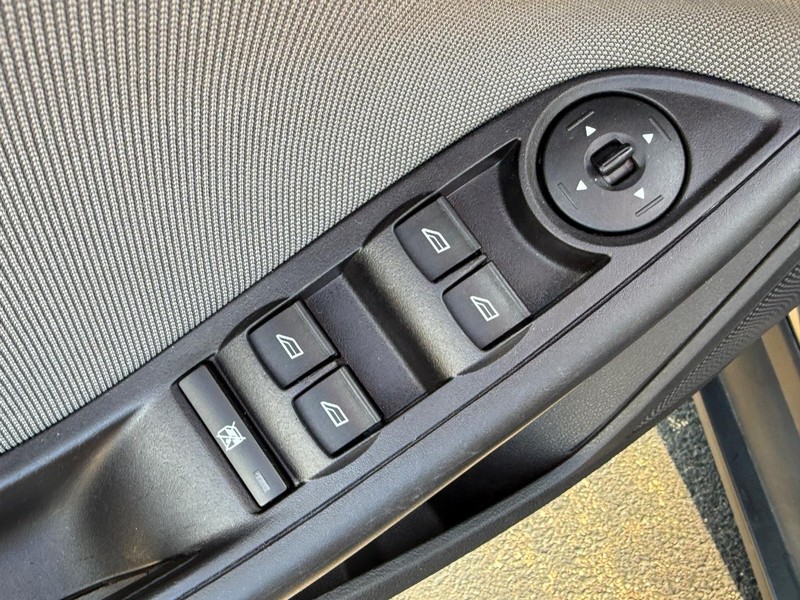 Ford Focus Vehicle Image 16