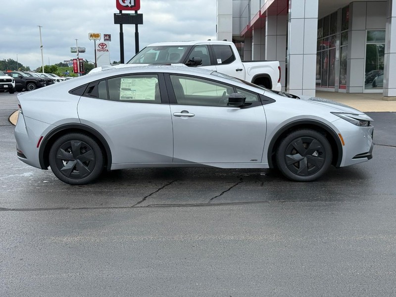 Toyota Prius Vehicle Image 2