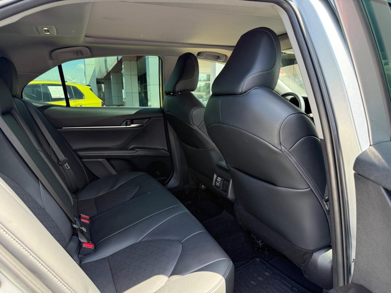 Toyota Camry Vehicle Image 11