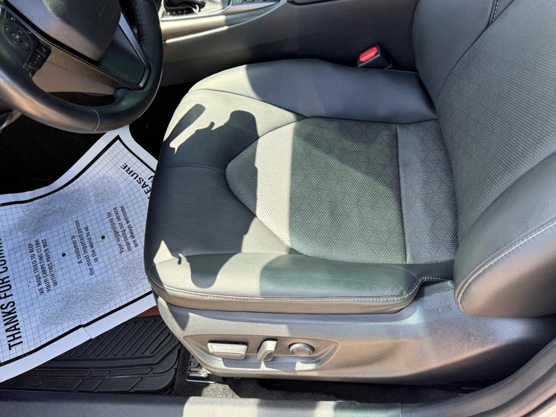 Toyota Camry Vehicle Image 16