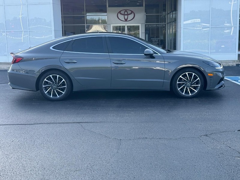 Hyundai Sonata Vehicle Image 2
