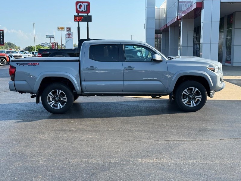 Toyota Tacoma 4WD Vehicle Image 2