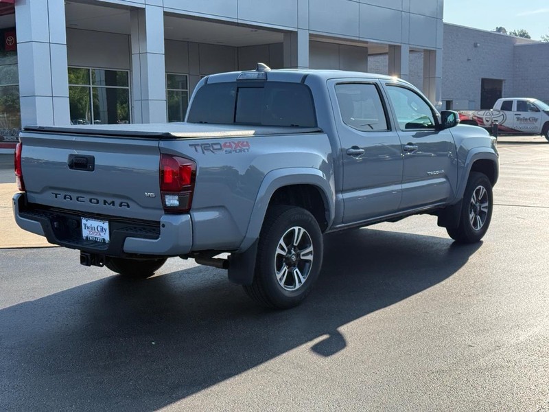 Toyota Tacoma 4WD Vehicle Image 3