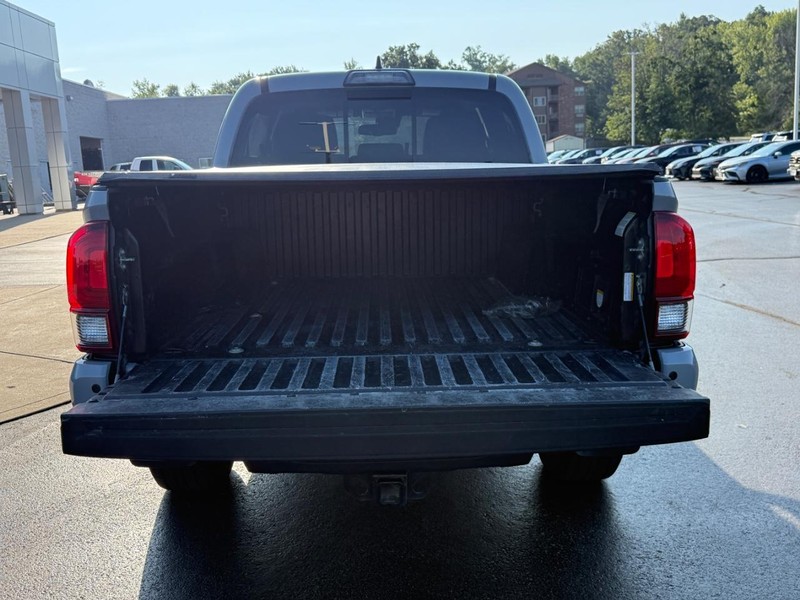 Toyota Tacoma 4WD Vehicle Image 4