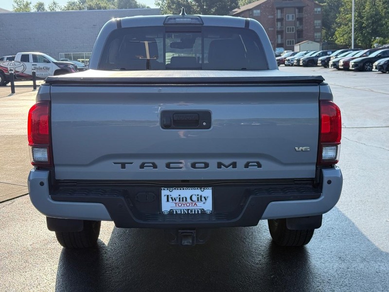 Toyota Tacoma 4WD Vehicle Image 5