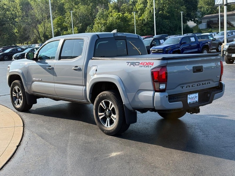 Toyota Tacoma 4WD Vehicle Image 7