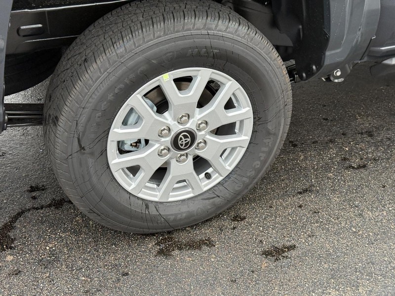 Toyota Tacoma 4WD Vehicle Image 4