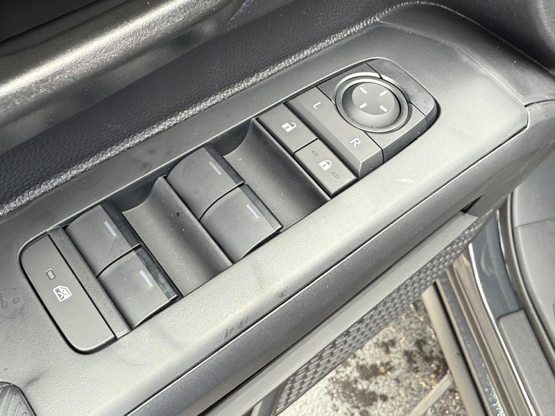 Toyota Tacoma 4WD Vehicle Image 9