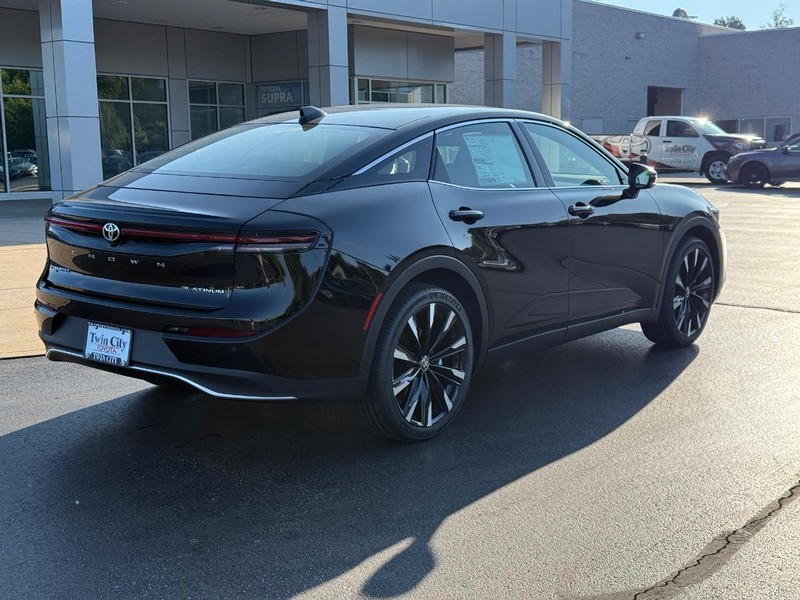 Toyota Crown Vehicle Image 3