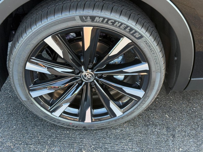 Toyota Crown Vehicle Image 5