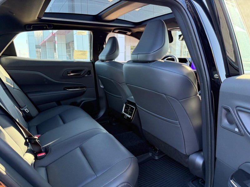 Toyota Crown Vehicle Image 6