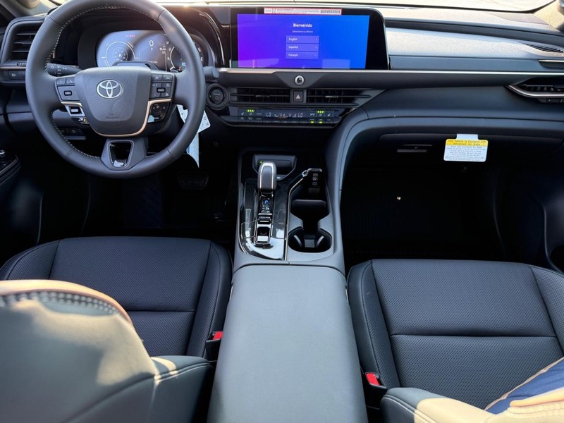Toyota Crown Vehicle Image 7