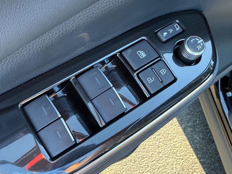 Toyota Crown Vehicle Image 10