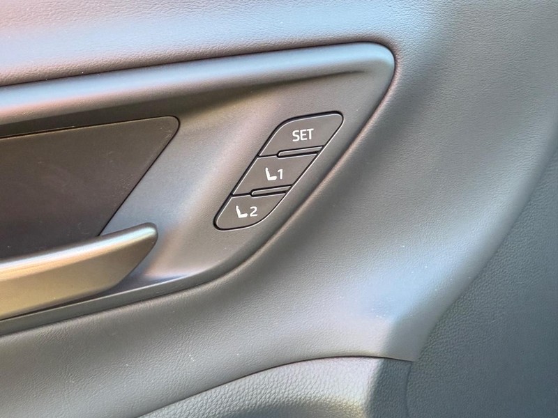 Toyota Crown Vehicle Image 11
