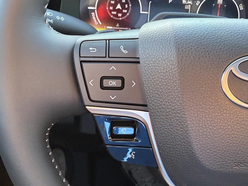 Toyota Crown Vehicle Image 13