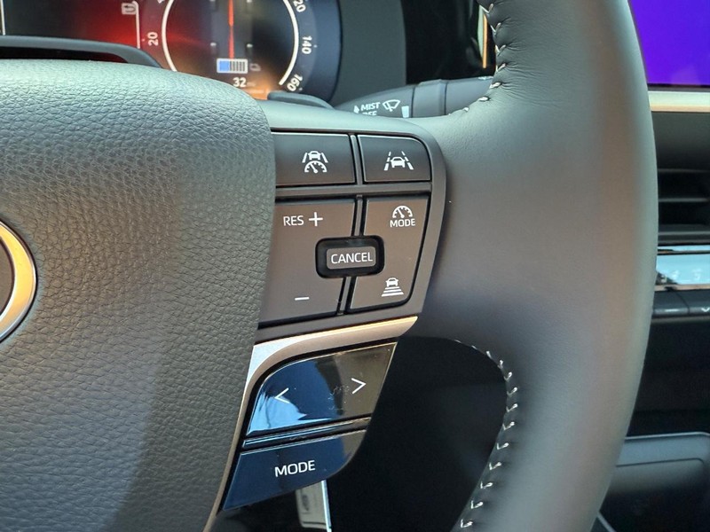 Toyota Crown Vehicle Image 14